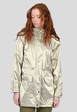 Veste zippée dorée claire avec un col haut, une taille à cordon de serrage, deux poches avant, des poignets élastiques et un tissu brillant et réfléchissant.