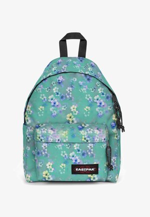 Zaino con motivo floreale in tonalità verdi, dotato di manico superiore, spallacci regolabili e tasca anteriore con zip e etichetta di marca.