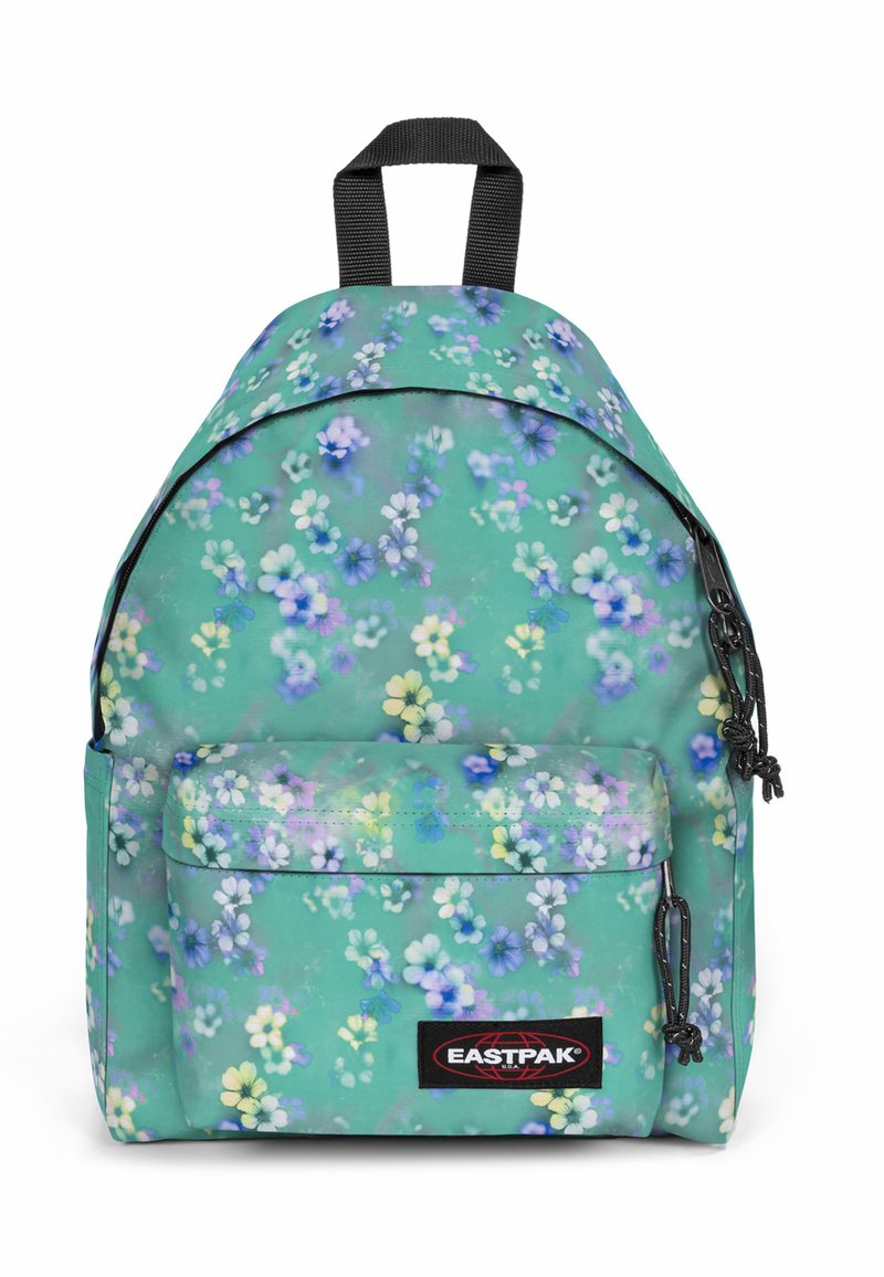 Zaino con motivo floreale in tonalità verdi, dotato di manico superiore, spallacci regolabili e tasca anteriore con zip e etichetta di marca.
