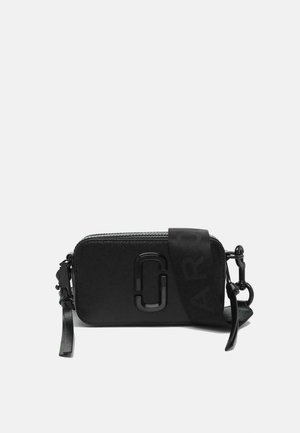 Bolsa tiracolo em couro preto com fecho de zip, apresentando um acabamento texturizado, um detalhe de logótipo e uma alça destacável com letras em padrão.