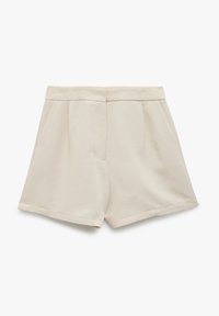 Shorts en coton beige au toucher lisse, avec un devant plissé, une taille mi-haute et des poches latérales. L'ourlet est retroussé.