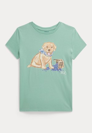 Mintgroen T-shirt van katoen met een afbeelding van een zittende gele labrador met een blauw bandana, naast een houten krat en paarse bloemen.