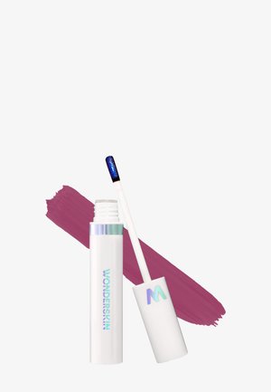 Rouge à lèvres liquide dans un tube blanc avec des accents irisés. La lingette applicatrice plonge dans une teinte mauve foncé sur un fond de coups de pinceau roses.