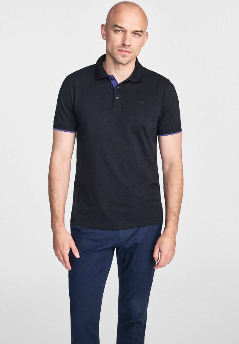 Czarna koszulka polo z purpurowymi akcentami na kołnierzyku i rękawach; krótkie rękawy, klasyczny krój, wykonana z gładkiej bawełnianej tkaniny.