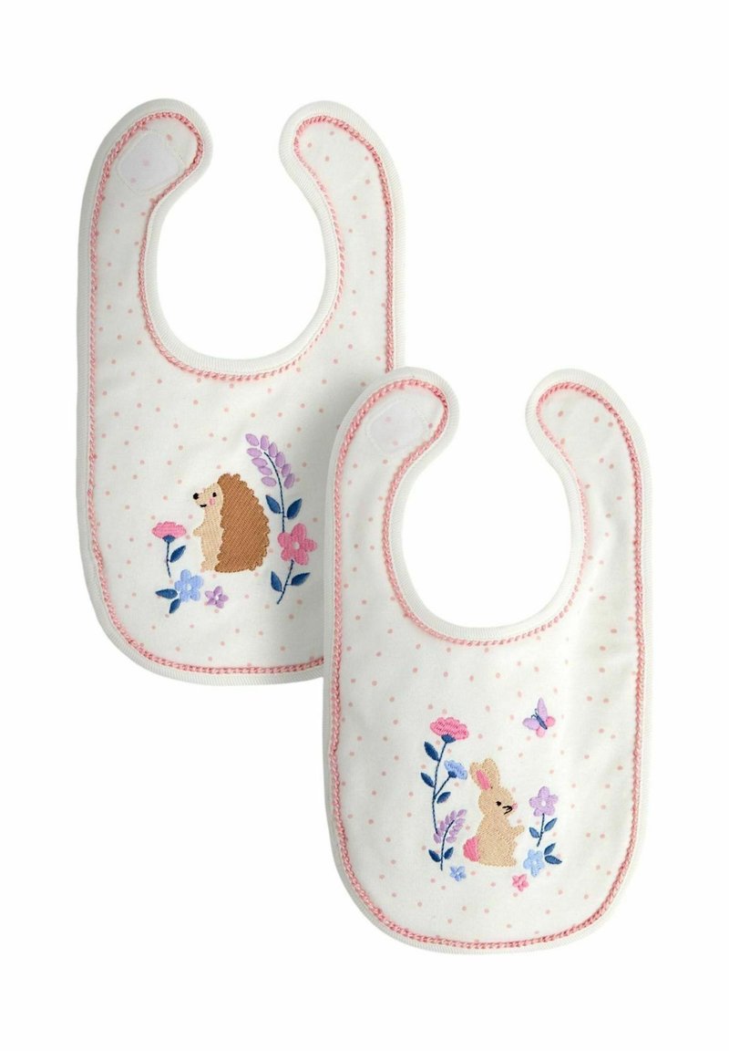 Dve detské podbradníky z bielej bavlny s ružovými bodkami. Každý má vyšívané motívy zvierat: ježka a zajaca obklopených kvetmi.