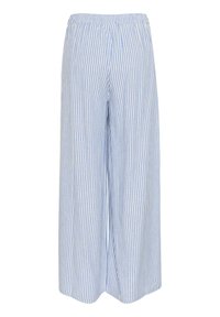 Lahke, ohlapne hlače z elastičnim pasom. Značilne so vertikale modre in bele črte, mehak tekstur in široki nogi.