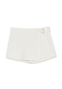 Falda mini estilo envolvente blanca con tejido texturizado y cinturón lateral con hebilla de anilla en D plateada, sin patrones ni adornos visibles.
