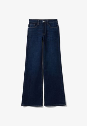 Jeans di denim blu scuro a gamba larga con tasche frontali e chiusura con bottone, distesi su sfondo bianco.