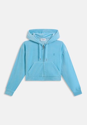 Hanorac cropped albastru deschis cu fermoar, buzunare frontale, glugă cu șnur și logo mic brodat pe partea stângă a pieptului.