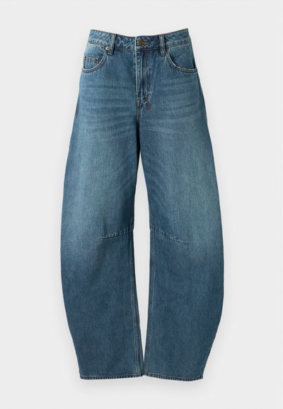 Blå denimjeans med lös passform, med två framfickor, knappstängning och synliga sömnadsdetaljer. Midje i medelhöjd.