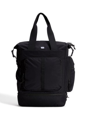 Zwarte stoffen rugzak met een rechthoekige vorm, voorzien van dubbele handvatten, een voorvak met riemaccenten en een zijritsvak.