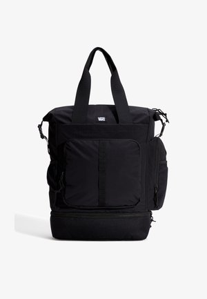 Sort stofrygsæk med rektangulær form, udstyret med dobbelte håndtag, forlomme med stropdetaljer og sidelomme med lynlås.
