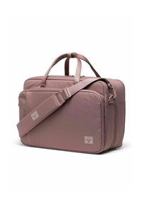 Sac à ordinateur en nylon rose avec deux poignées supérieures, une bandoulière réglable et un patch logo cousu. Présente un design structuré et une texture lisse.