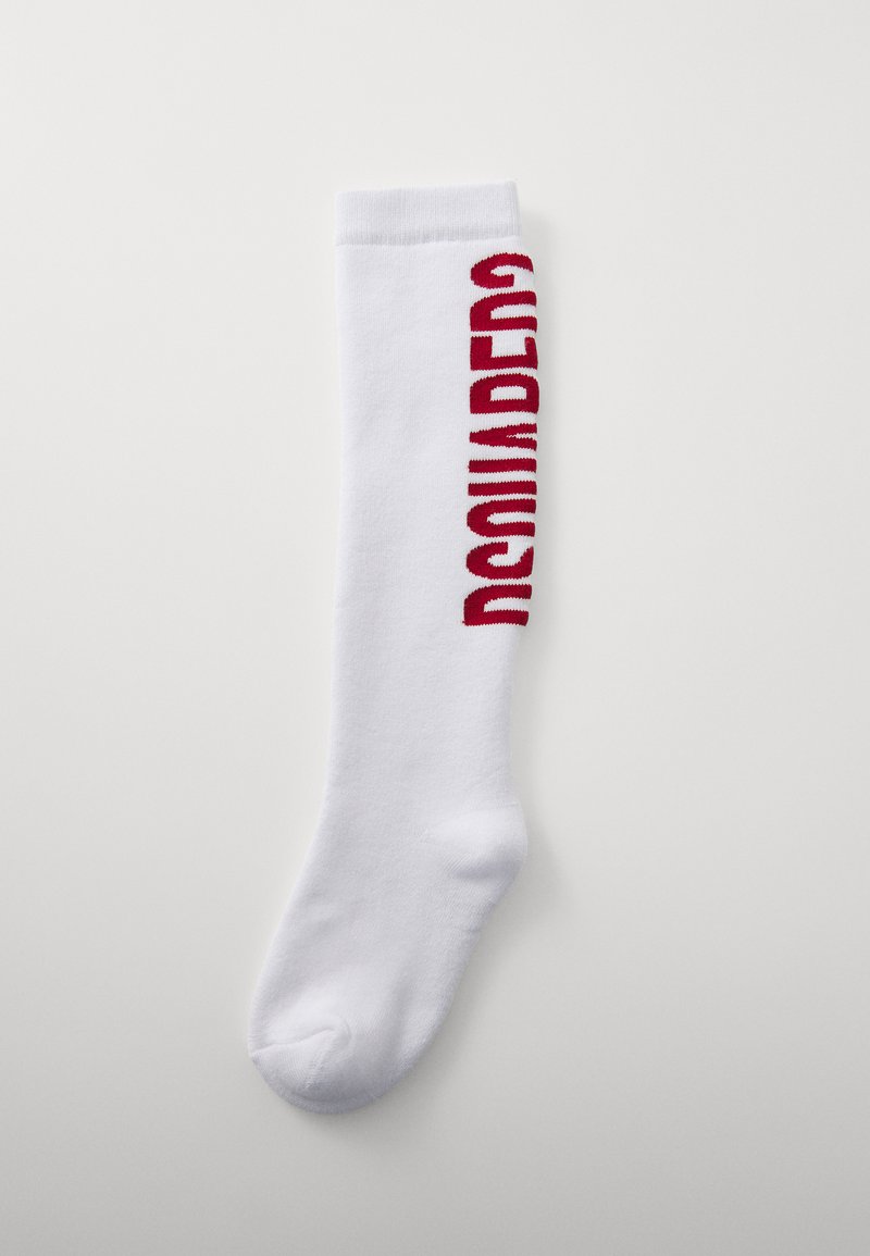 Weiße, knielange Socke mit roten gestrickten Text. Glatte Textur, gerippter Bund und abgerundete Zehen. Entworfen für Komfort und Stil.