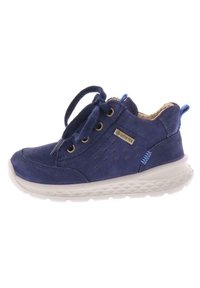 Blaue Wildleder-Schnürschuhe mit durchbrochenen Details, kontrastierender weißer Sohle und GORE-TEX-Label. Abgerundete Zehenpartie und gepolsterter Kragen.