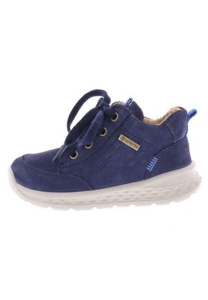 Blaue Wildleder-Schnürschuhe mit durchbrochenen Details, kontrastierender weißer Sohle und GORE-TEX-Label. Abgerundete Zehenpartie und gepolsterter Kragen.