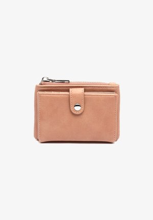 Portafoglio in pelle marrone chiaro compatto con tasca anteriore a pressione e scomparto superiore con cerniera, isolato su sfondo bianco.