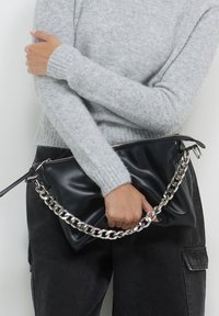 Calliope CON CATENA  - Borsa a mano - nero
