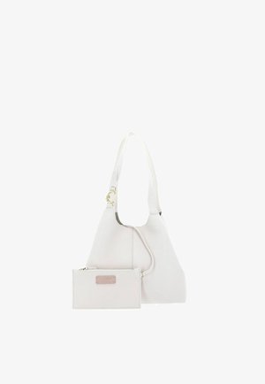 Sac à épaule en cuir blanc avec une large bandoulière et une pochette rectangulaire assortie zippée à l'avant sur fond blanc.