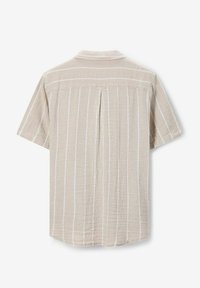 Beige overhemd met korte mouwen, witte verticale strepen, gestructureerde stof, knoopsluiting bij de kraag en een plooi aan de achterkant voor een betere pasvorm.