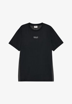 Czarna koszulka z krótkim rękawem i okrągłym dekoltem, z białym napisem "HALO" i cyframi na środku klatki piersiowej, gładka konstrukcja z bocznymi panelami.