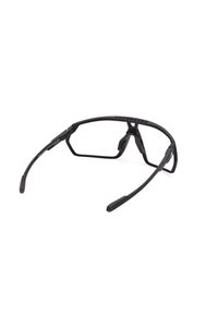 Černé brýle s ostrými kovovými rámy, s matným povrchem, gumovými stranicemi a nastavovacími nosními podložkami pro větší pohodlí.