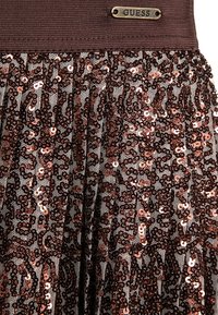 Brąsk spódniczka ozdobiona cekinami o teksturowanym designie z siatki, z brązowym pasem w talii i akcentem z logo "GUESS".