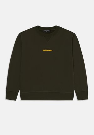 Sudadera verde oliva hecha de algodón suave, con cuello redondo y puños acanalados. En la parte frontal tiene un logo amarillo de "DSQUARED2".