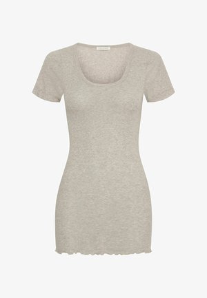 Heled hall pluus lühikeste varrukatega, pehme ja veniva kangaga. Ümar kaelus, kehakujuline disain ja volangiga alläär.