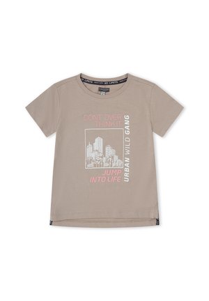 Camiseta beige de manga corta con gráfico del skyline de la ciudad y texto: "NO PIENSES DEMASIADO," "SUMÉRGETE EN LA VIDA" y "URBAN WILD GANG."