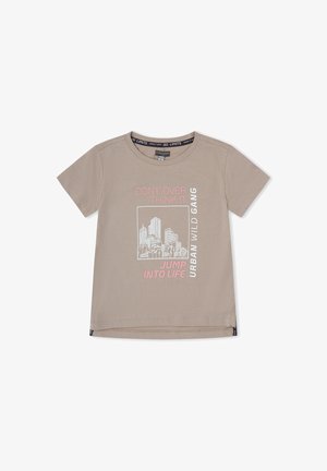 Camiseta beige de manga corta con gráfico del skyline de la ciudad y texto: "NO PIENSES DEMASIADO," "SUMÉRGETE EN LA VIDA" y "URBAN WILD GANG."