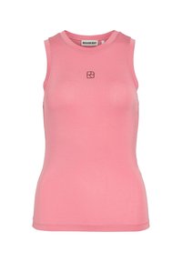 Rosa ärmlös topp i slät tyg med rund halsringning och en liten svart logotyp på bröstet, med en figurnära design.