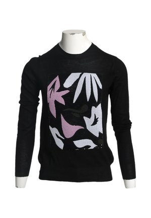 Pull noir à manches longues avec un motif carré de grandes feuilles abstraites lavande et blanches sur le devant, présenté sur un mannequin sans tête.