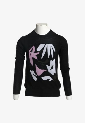 Pull noir à manches longues avec un motif carré de grandes feuilles abstraites lavande et blanches sur le devant, présenté sur un mannequin sans tête.