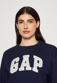 GAP HERITAGE CREW - Sweatshirt - navy uniform