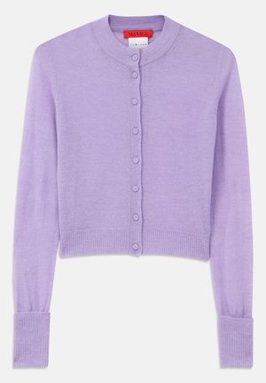 Lilla cardigan laget av mykt stoff, har rund hals, ribbede ermer og kant, og seks matchende knapper foran.