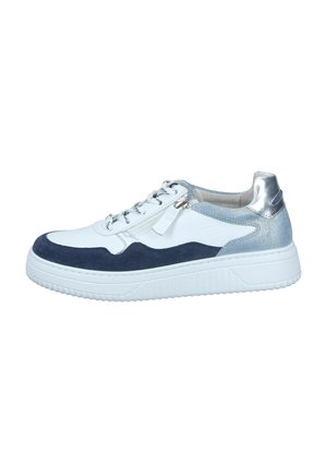 Witte en marineblauwe sneaker met een bovenwerk van textuurleer, reflecterende zilveren accenten, vetersluiting en een rubberen zool met groeven.