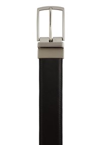 Černý kožený pásek se stříbrnou obdélníkovou kovovou sponou, s hladkým povrchem a čistými liniemi. Mezi detaily se nachází kontrastní prošívání.