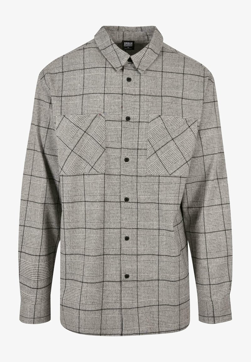 Chemise en flanelle à carreaux gris avec un devant à boutons, deux poches poitrine et un col classique. Présente un motif de tissu texturé.