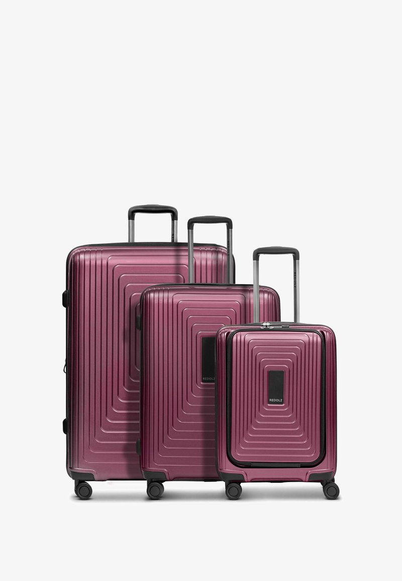 Conjunto de tres maletas rígidas en color vino metálico, con patrones texturizados lineales, asas retráctiles y ruedas giratorias.