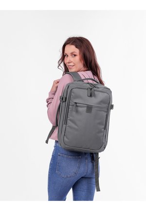 Grauem Rucksack mit rechteckiger Form, gepolsterten Riemen, Reißverschlussfächern und einer strukturierten Außenseite für Langlebigkeit.