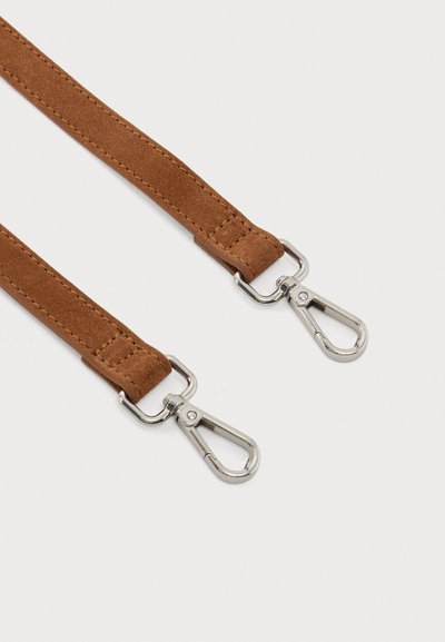 Καφέ σουέντ λουριά τσάντας με ασημένια μεταλλικά swivel κλειδώματα τύπου αστακού σε λευκό φόντο.