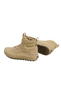 Brązowe wysokie buty zamszowe i z materiałów syntetycznych. Posiadają teksturowaną gumową podeszwę oraz logo GORE-TEX na boku.