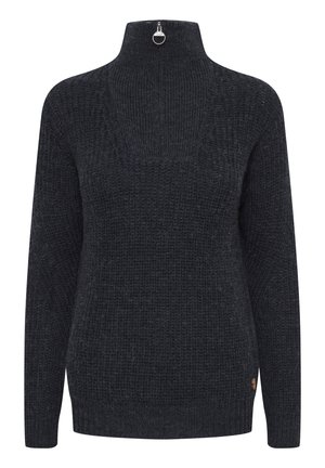 Pull en tricot gris foncé avec un col haut zippé, texture côtelée et un petit logo en accent sur le bas.