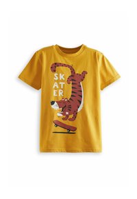 Gul bomuld T-shirt med et legende grafik af en tiger, der skateboarder, med ordet "SKATER" i hvid tekst. Korte ærmer, rund hals.