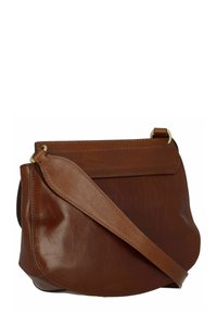 Borsa a tracolla in pelle marrone con un design curvo, texture liscia, chiusura a pattina e una lunga tracolla regolabile. Accenti in metallo dorato.