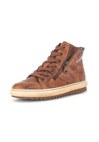 Basket haute en cuir marron avec fermeture à lacets et zip sur le côté, surface texturée et semelle en caoutchouc avec un motif tissé autour du bord.