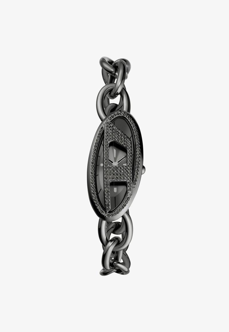 Schwarze Metalluhr mit ovalem Zifferblatt und Emaille-Verzierungen, akzentuiert mit kleinen Kristallen, Gliederarmband und polierter Oberfläche.