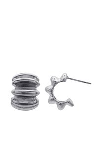 Silberne Ohrringe mit einem gerippten zylindrischen Stecker und einem strukturierten Ohrhaken mit einer wellenförmigen Kante, die eine glatte, reflektierende Oberfläche aufweisen.