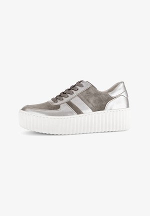 Grijze leren sneaker met zilveren accenten, gekartelde suede panelen en een dikke, witte ribbelzool. Heeft een klassieke vetersluiting.